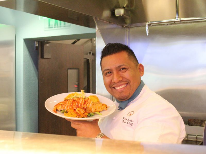 harrys-chef-emeterio-luna-800x600